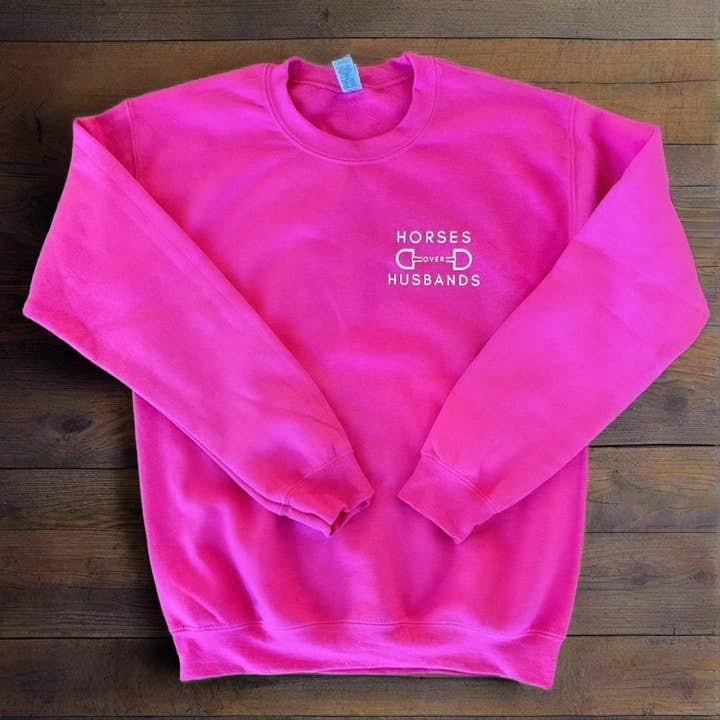 Felpa Girocollo "Horses Over Husbands" - Rosa Acceso con Bianco : Logo Piccolo per la vendita all'ingrosso da parte di Laced Reins Equestrian