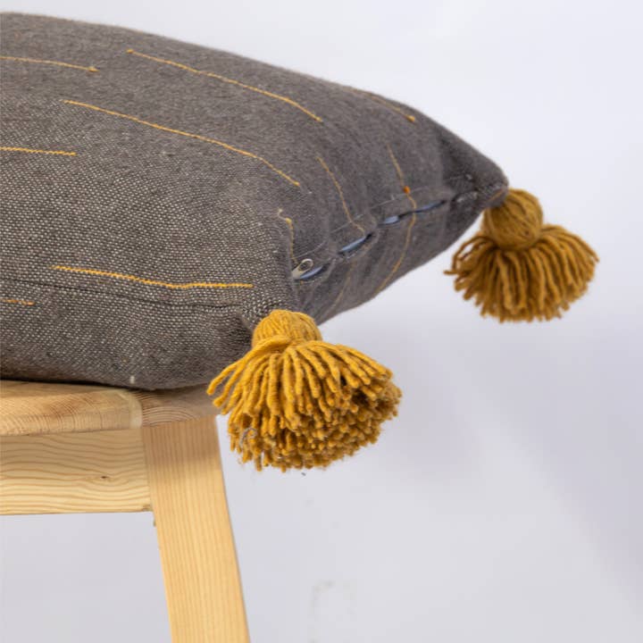 woolsouk ( We handle U.S. import procedures for you ) – wholesale Dekorativ kudde – Marockansk kudde-handgjord kudde-kasta kudde-grå ochsenap2