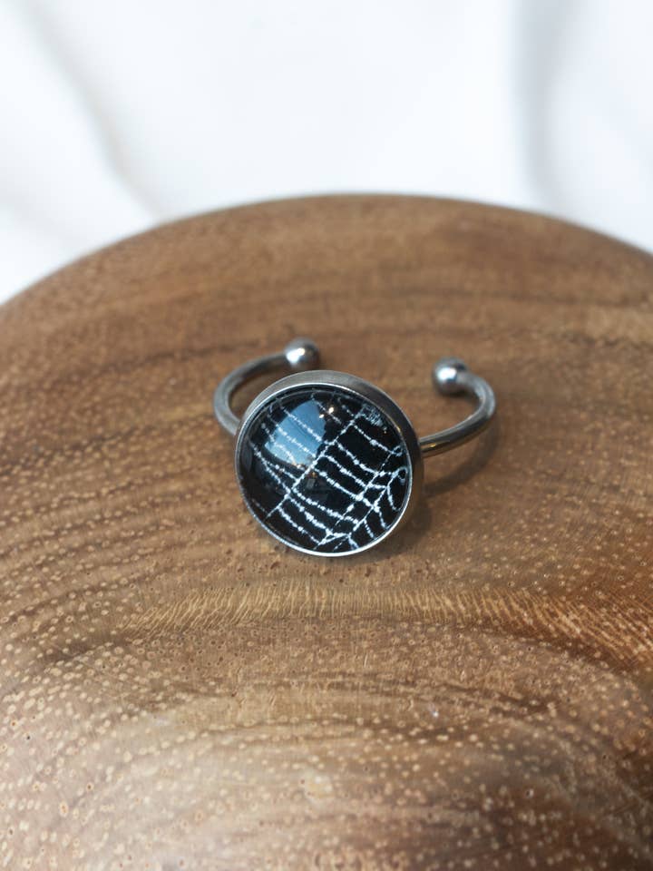 Bague en toile d'araignée réelle pour la vente par Mz. Jones’ Curio, Inc.