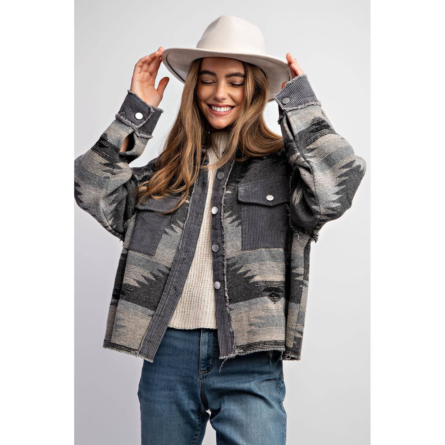 Sweet Generis – Großhandel Hemdjacke/Shacket – Damen – BUTTON-DOWN-HEMDJACKE IN BLOCKFARBEN MIT STAMMESMUSTER UND AZTEKISCHEM MUSTER13
