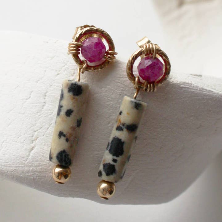 Oorbellen | 14K Goud (gerecycled) + Robijn & Jaspis voor wholesale door NŪR