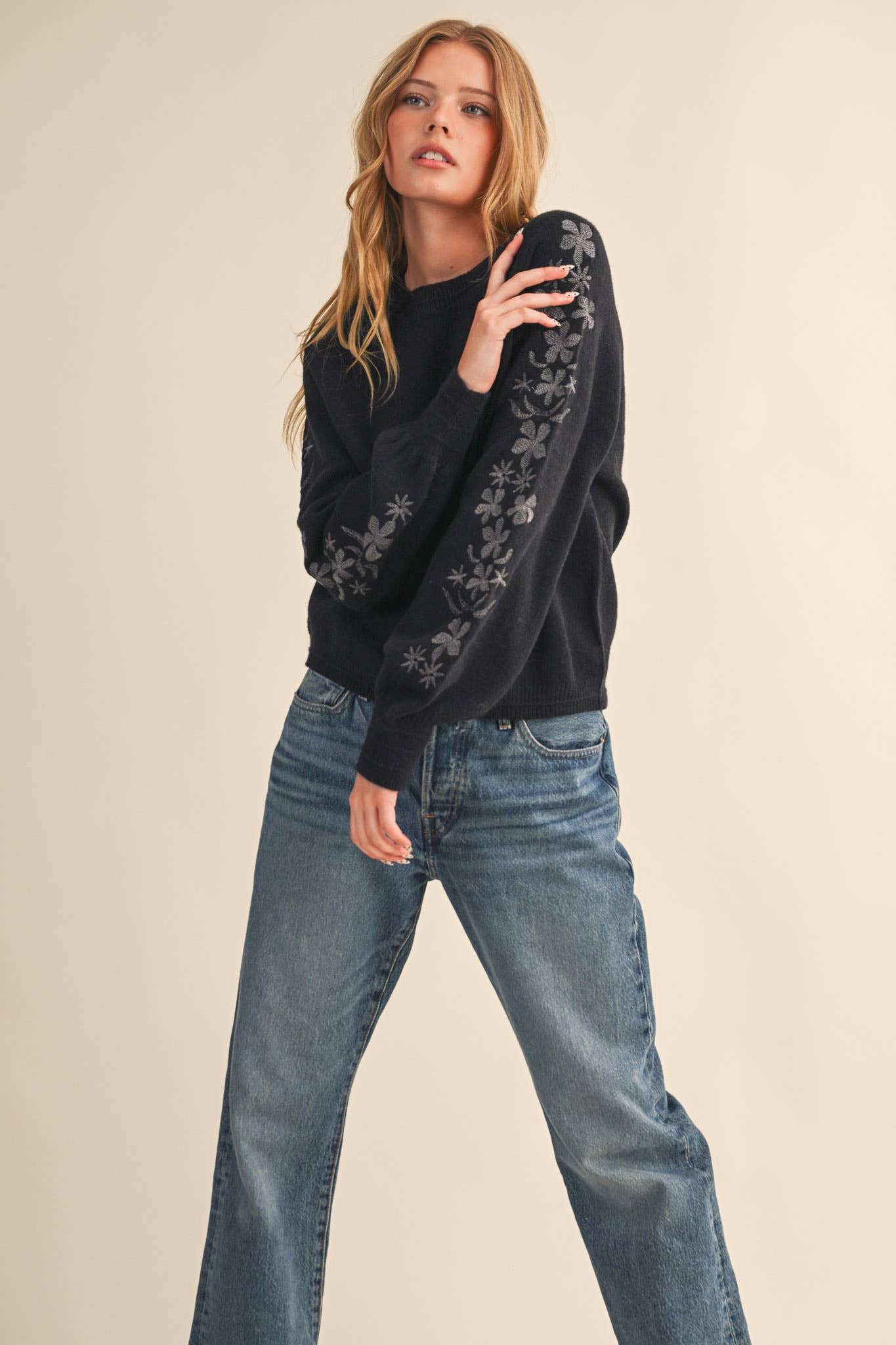 &MERCI - Wholesale Knit Sweater - Women's - PULLOVER SWEATER WITH FLORAL EMBROIDERED SLEEVES MSW108903