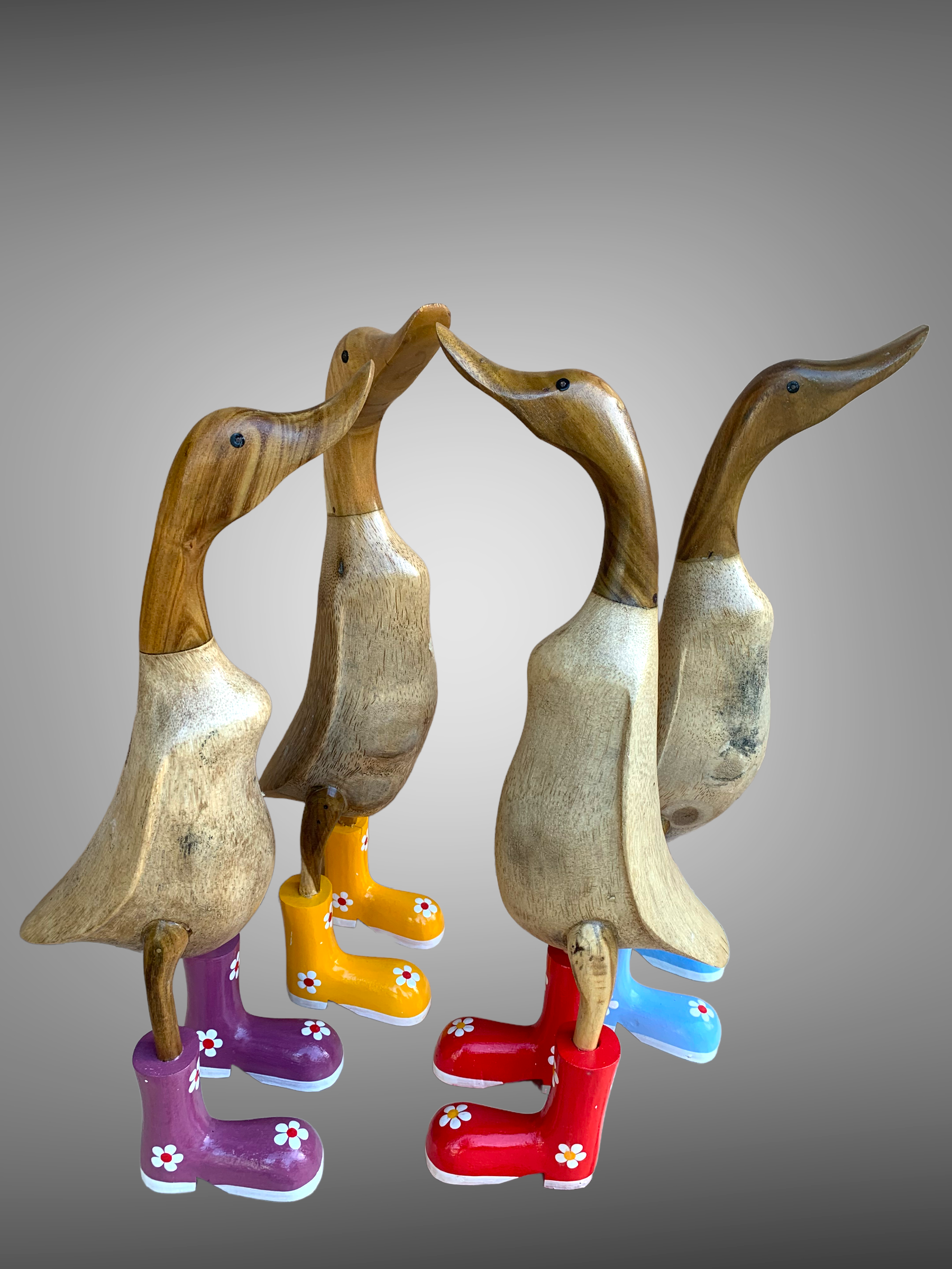 Batik Indah - Vendita all'ingrosso Statuette decorative - Ornamento in bambù a forma di anatra con stivali a fiori, 40 cm,1