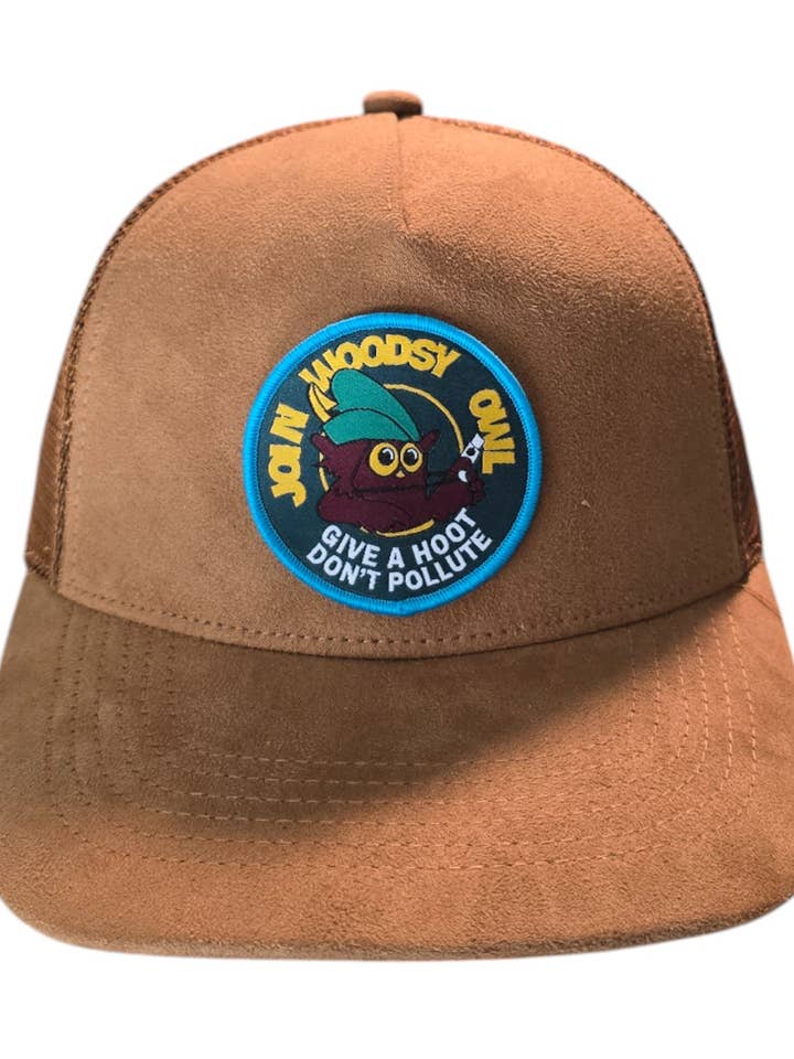 Gorra Trucker de Woodsy Owl "No Contamines, Cuida el Medio Ambiente" – Ante para venta al por mayor de PNW Apparel