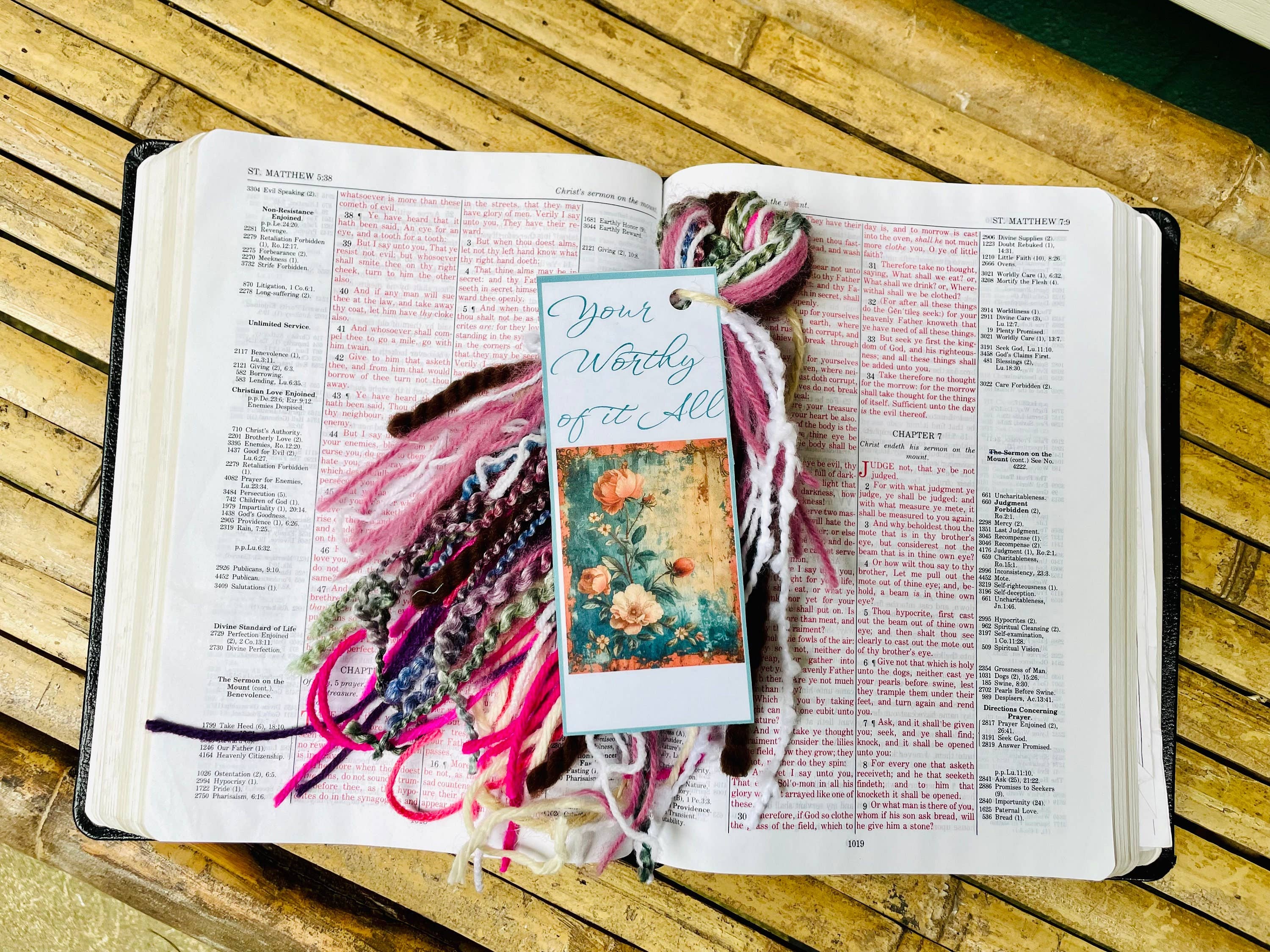 LuvinbyJessica.etsy.com - Vendita all'ingrosso Segnalibro - Segnalibri con nappine personalizzati di Gesù Regalo fatto a mano1