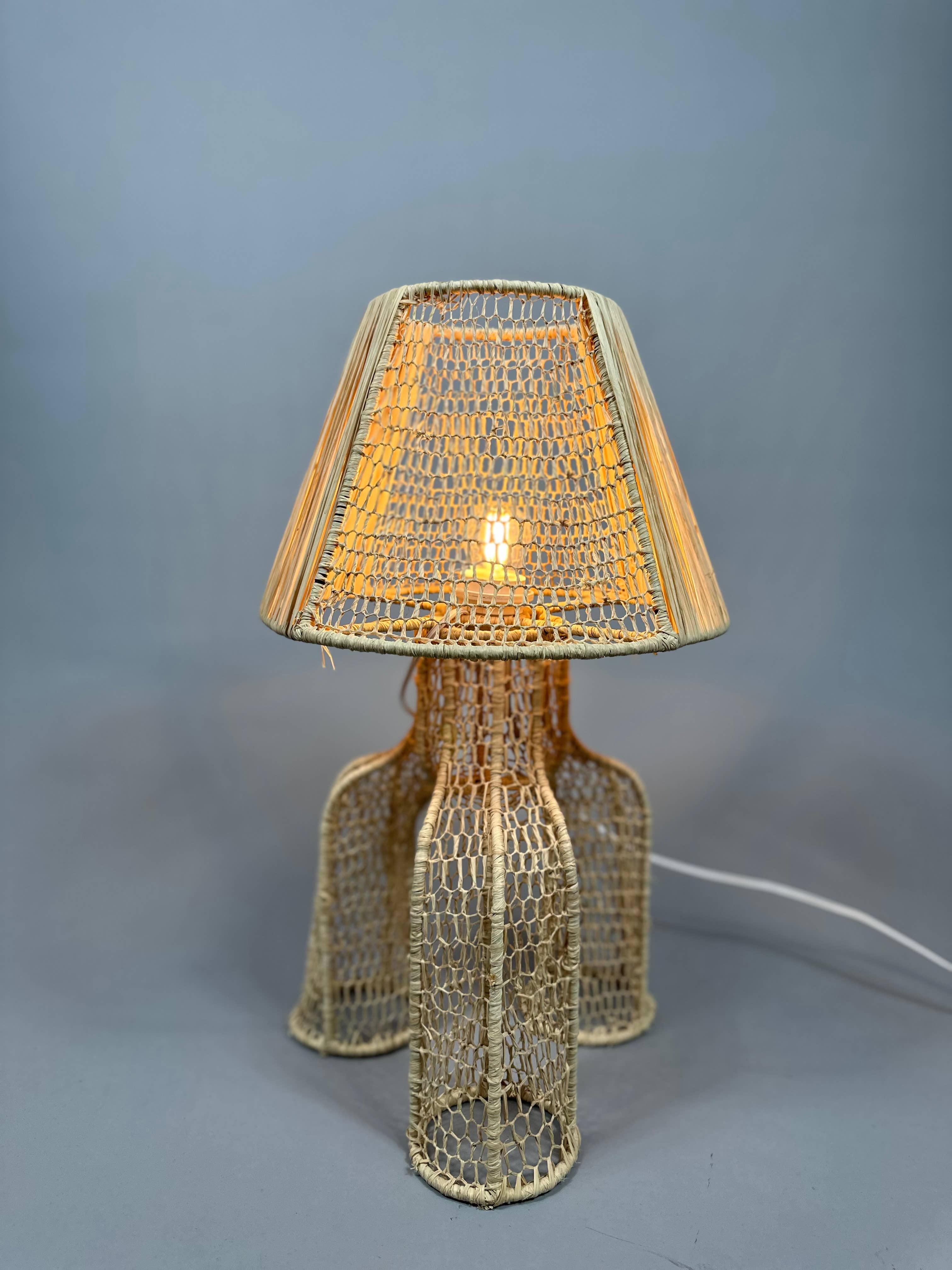 Mikwi – Engroshandel Skrivebordslampe – Naturlig raffia bordlampe, håndflettet lampeskærm1