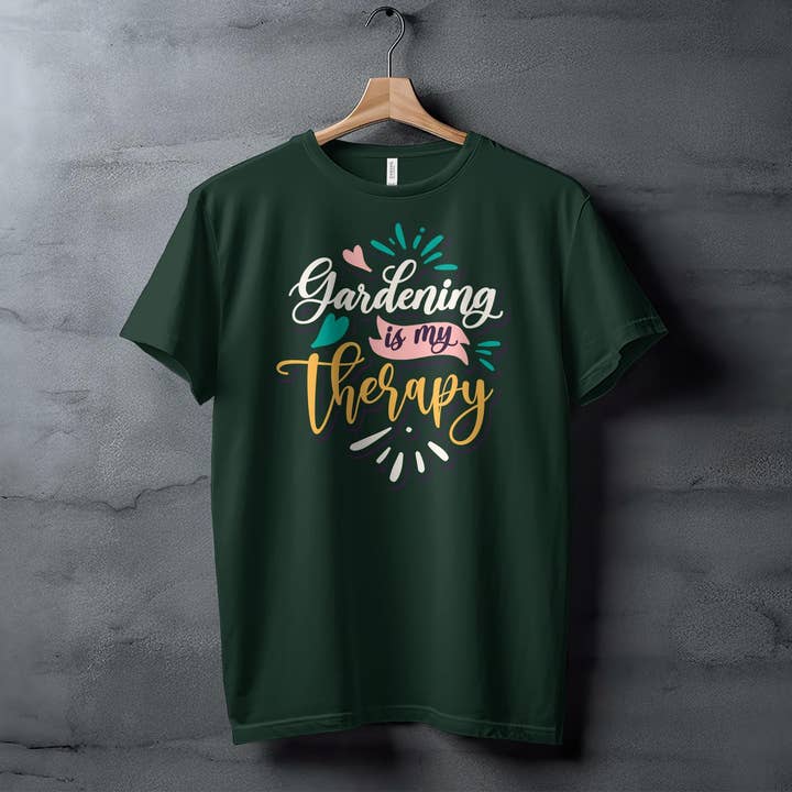 Gardening Therapy t-shirt til kvinder, afslappet planteelsker-skjorte med blomsterdesign, gave til haveentusiaster, behagelig t-shirt for engroshandel hos FreakyTeeFactory