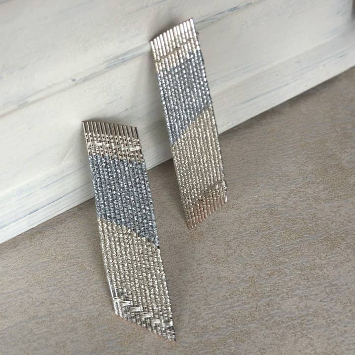 Mayana Designs Co – Brincos de argola por atacado – Brincos retangulares de arame tecido à mão (Prata/Cinza)1