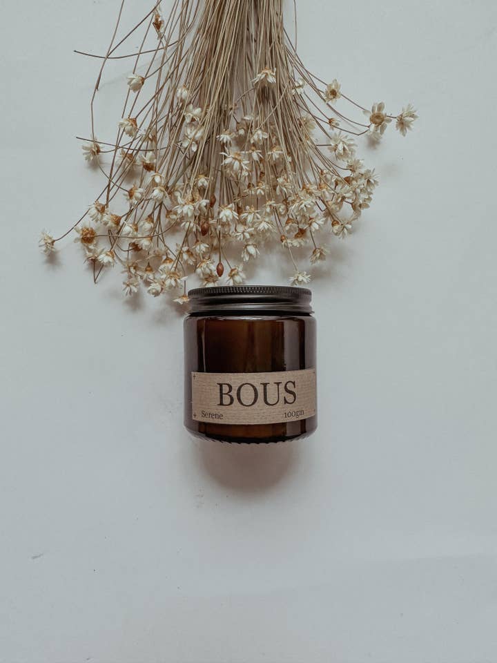 Sérénité - Bougie d'aromathérapie en soja coulée à la main de taille moyenne avec mèche en bois pour la vente par Bous Candles and Home Fragrance