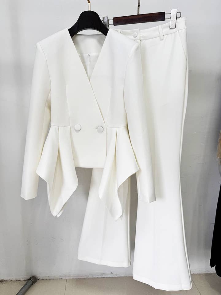 Branco Conjunto feminino Productseeker com jaqueta ajustada e calças flare vermelhas com babados para venda a revendedores na Faire