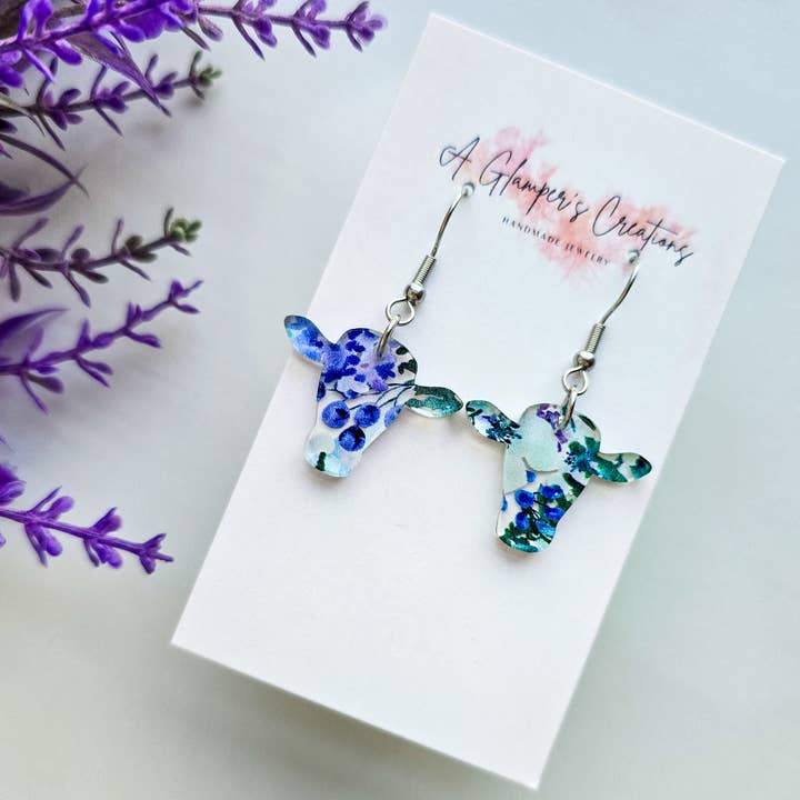 Pendientes de acrílico con vaca floral y arándano para venta al por mayor de A Glamper's Creations LLC