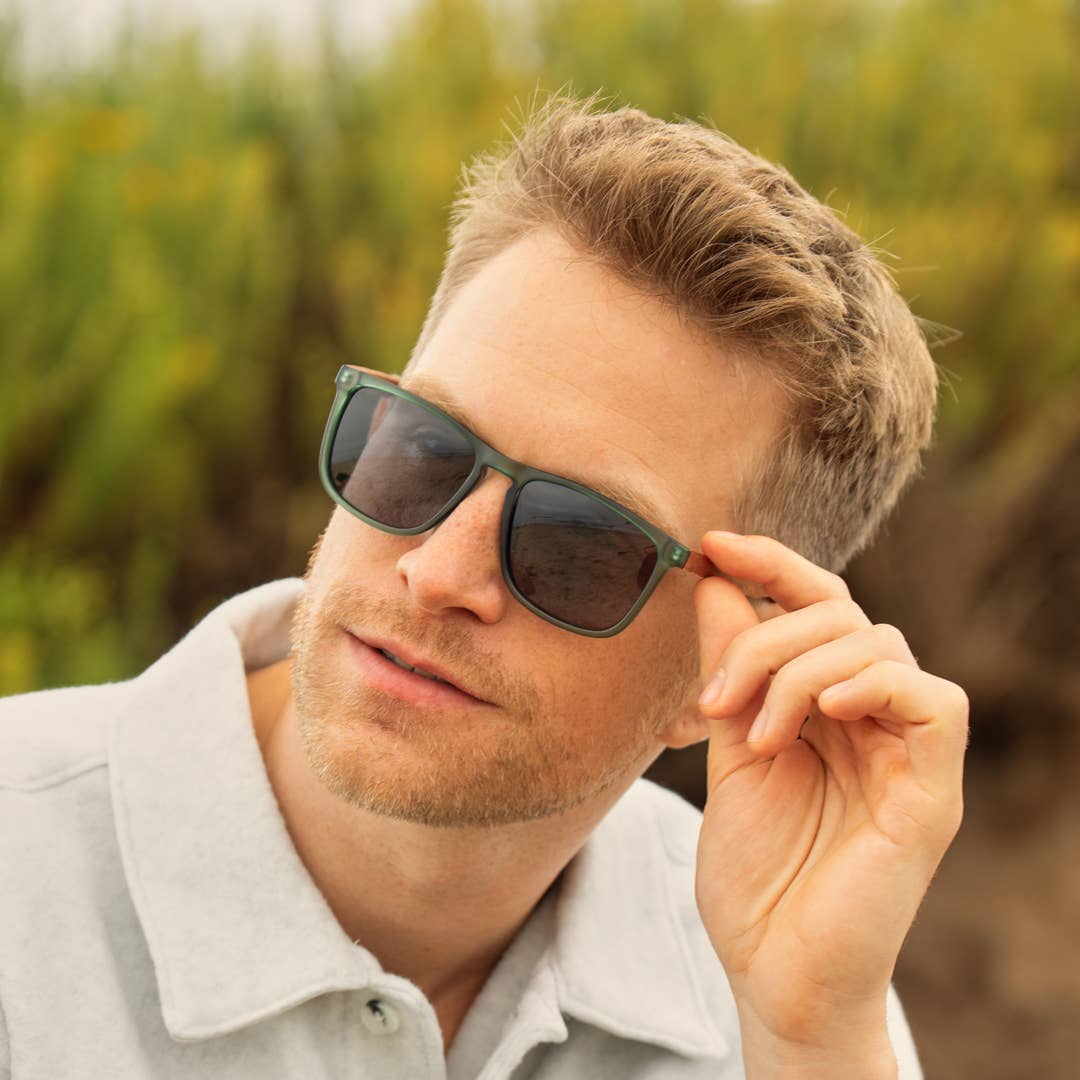 Blue Planet Eco-Eyewear – Óculos de sol - Mulher por atacado – BP18013 - Cail - Verde Mate / Madeira de Nogueira / Fumado Polarizado5