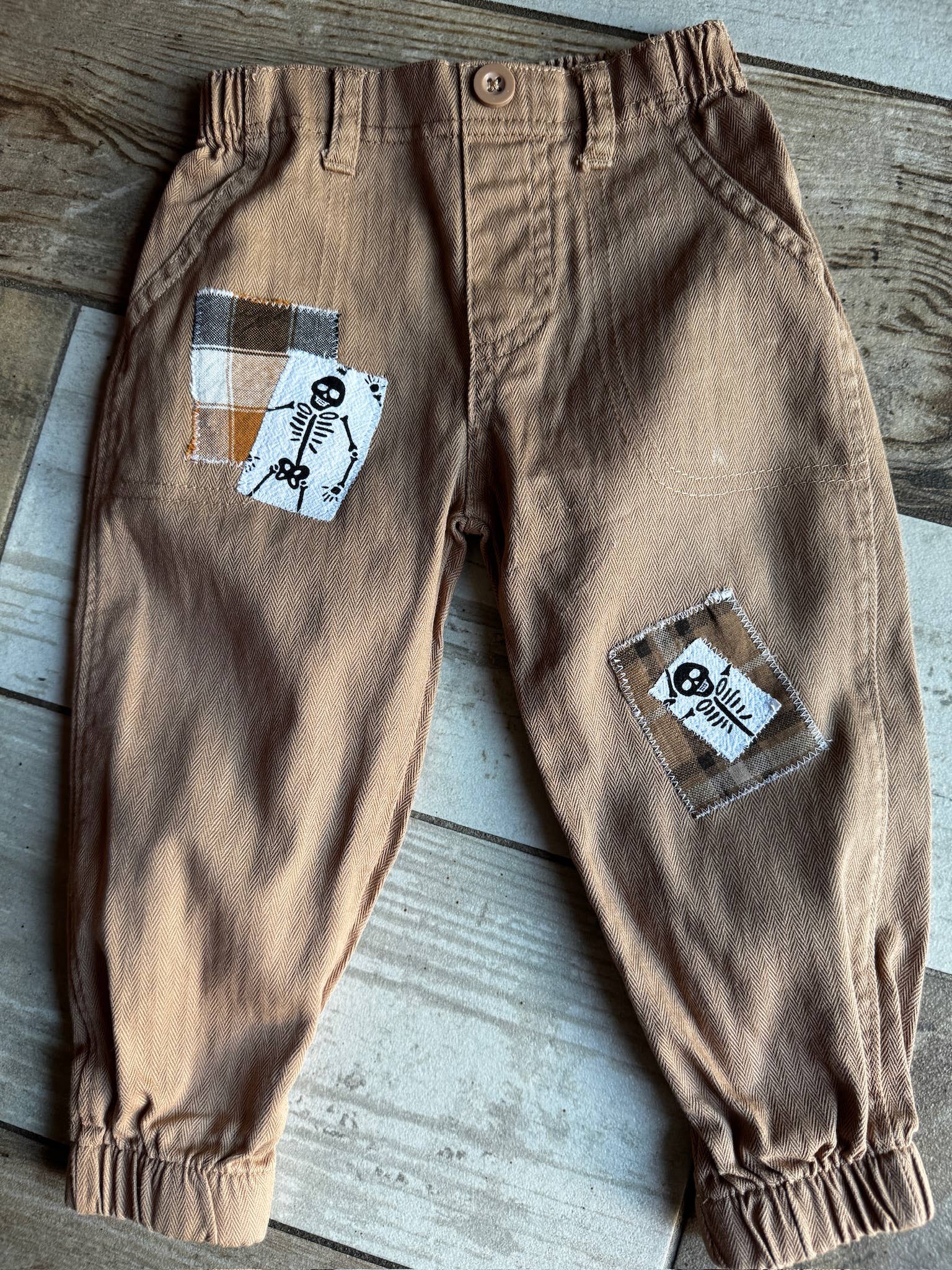 Hammy Downs Threads - Wholesale Pants - Kids - Khaki Pants 
Sz-18 M 1 Pc avail only 1 of a kind0