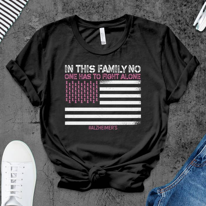 Alzheimer's Awareness T-Shirt, Zitat Fight Alone, Support T-Shirt, lila Schleife, Memory Loss, Advocate Apparel, Health Campaign Shirt für den Großhandel von FreakyTeeFactory