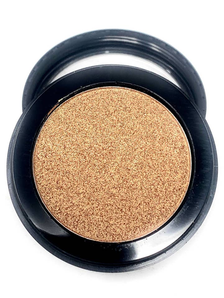 Single Pressed Gold Foiled Eyeshadow In the Shade Queen Compact Smooth Pigmented Eyeshadow Colour for wholesale by Miinachi Cosmetics