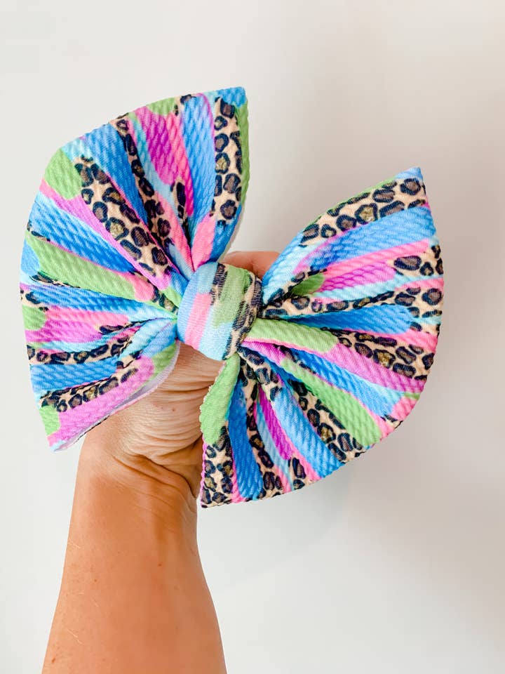 Färgglada Cheetah penseldrag Bow för wholesale av All About That Bow