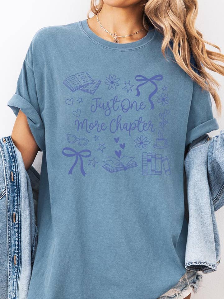 Nur noch ein Kapitel Grafik-Kleidungsstück gefärbtes T-Shirt für den Großhandel von Pink Irene Wholesale