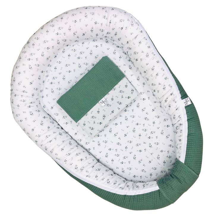 Babynest Tiny Leaves vieux vert ; 70x40 avec fermeture éclair pour la vente par Mauties Mama