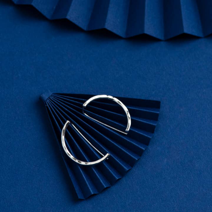 Orecchini con filettatura a semicerchio - Collezione Elsker per la vendita all'ingrosso da parte di Hannah Weston Jewellery