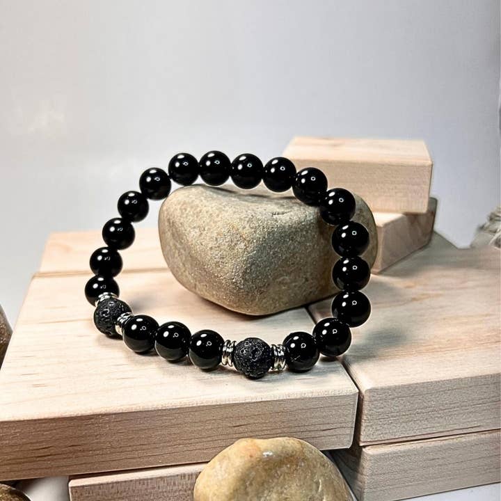 Bracelet Mala en onyx et pierres précieuses de lave de 10 mm pour la vente par One Zero Eight