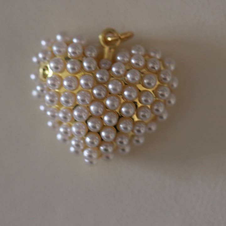 Solid Pearl Heart Charm ~ Deep South Originals för wholesale av Deep South Originals Inc.