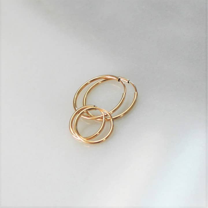 The Silver Wren - Venta al por mayor Pendientes de aro - Aros Klara Gold de 9 mm, 14 mm o 20 mm
