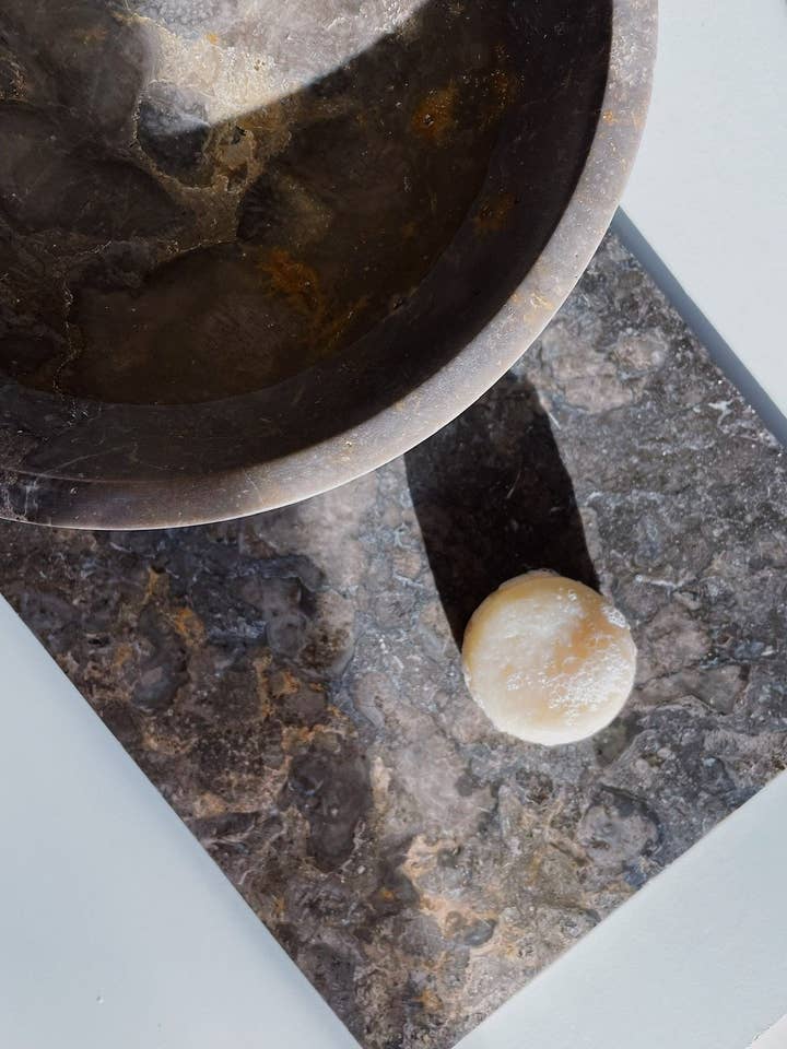 SHAMPOOING SOLAIRE À LA SOIE D'AVOINE ET À LA LAVANDE pour la vente par SU Haircare