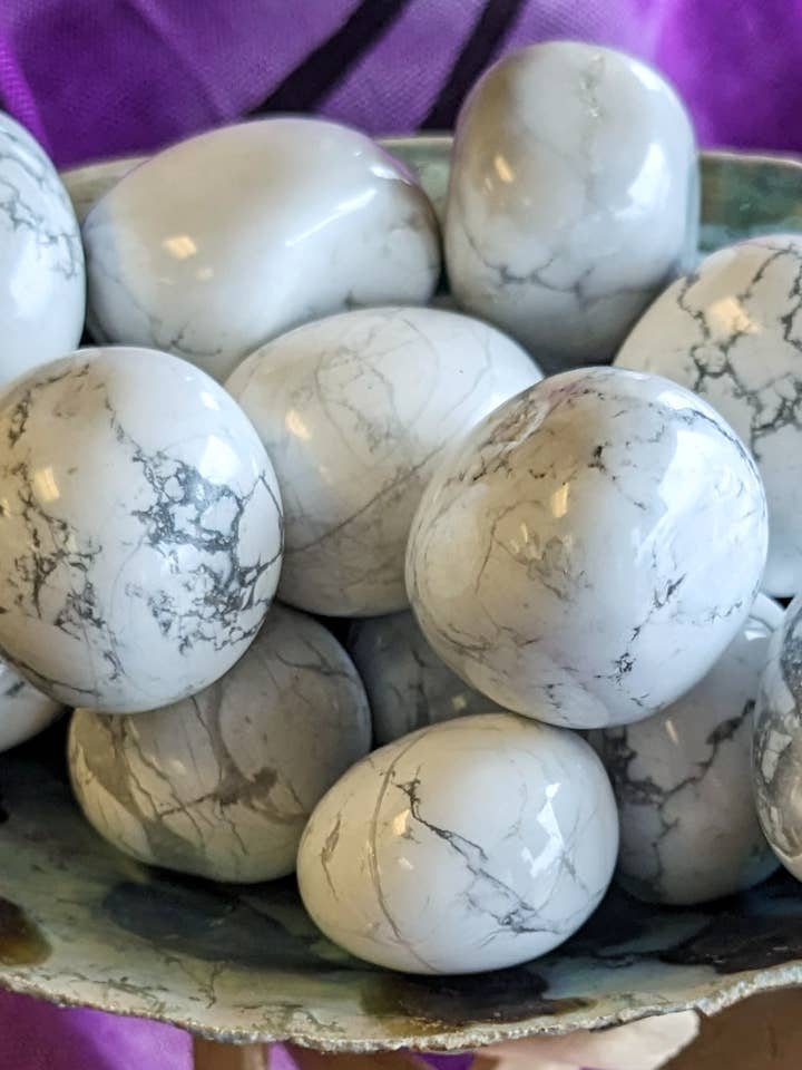 Howlite bianca burattata da 1 kg per la vendita all'ingrosso da parte di BW Imports