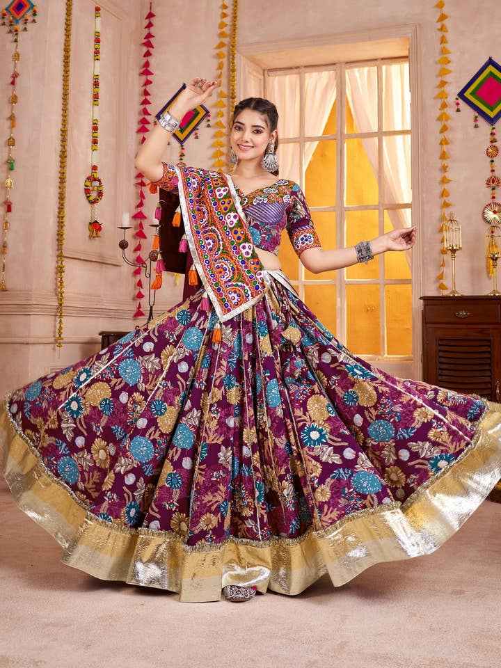 Multicolor Viscose Katoen Navratri Chaniya Choli Voor Garba Indiaas Festival (9 Meter Flair) - Printwerk, Draadborduurwerk, Kutchi Patchwerk, Echte Spiegelwerk voor wholesale door HATKE BRIDE