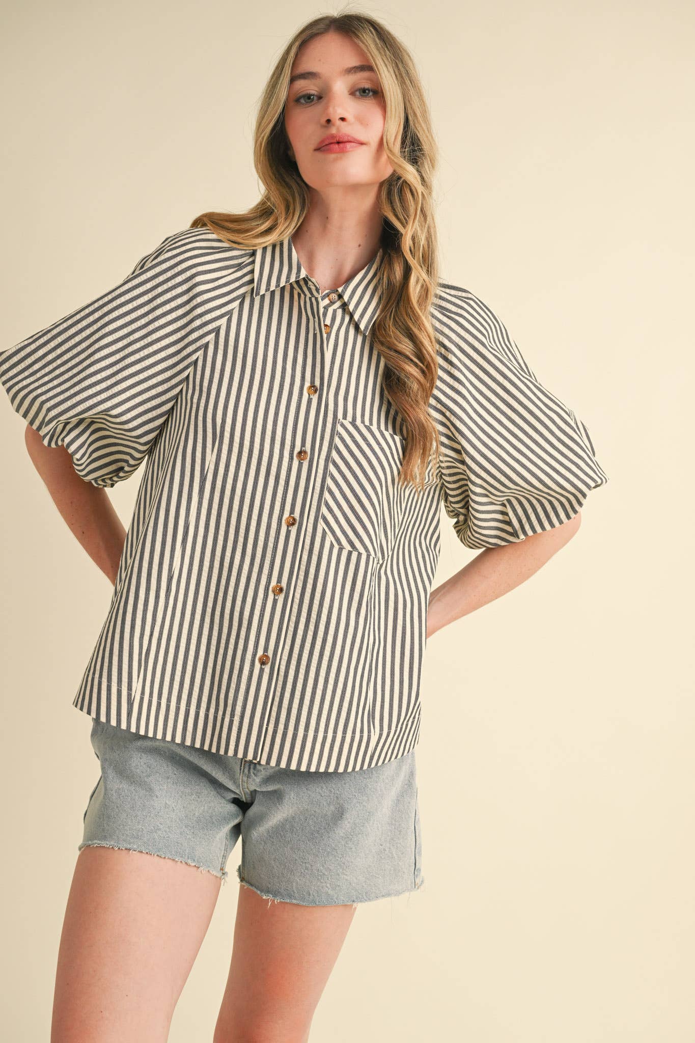 &MERCI – Engroshandel Skjorte med buttondown – til kvinder – STRIBET BOBLEÆRME KNAPNED TOP MTP332954