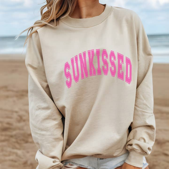 Sudadera Varsity Sunkissed con cuello redondo para venta al por mayor de Trendznmore - Modern Graphic Apparel