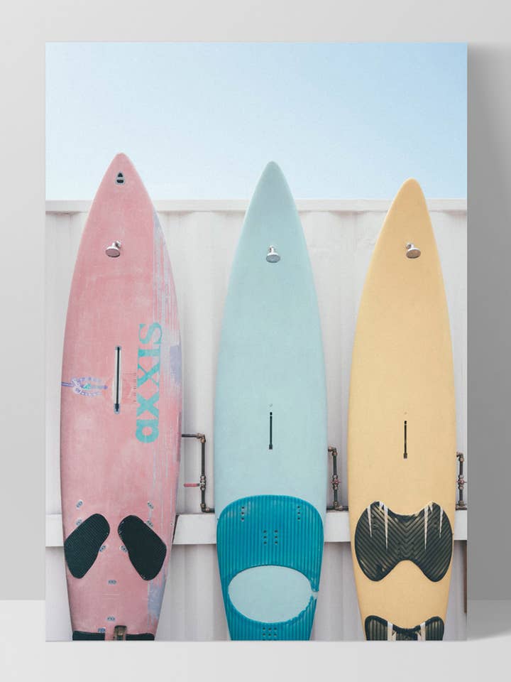 Pastel Surfboards Kunsttryk. Retro kornet strand plakat for engroshandel hos PRINT AND PROPER