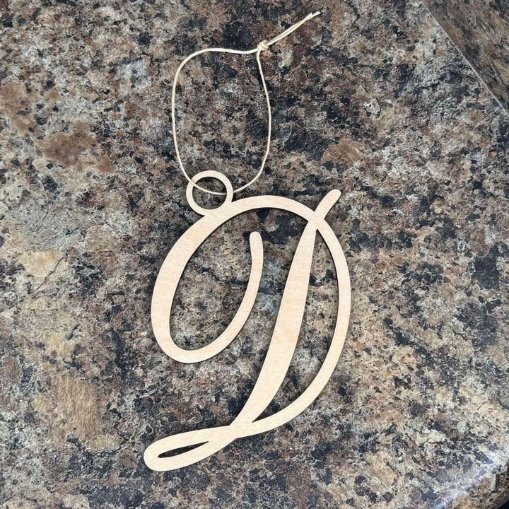 Lettre manuscrite « D » en tilleul pour la vente par Bumbletwist