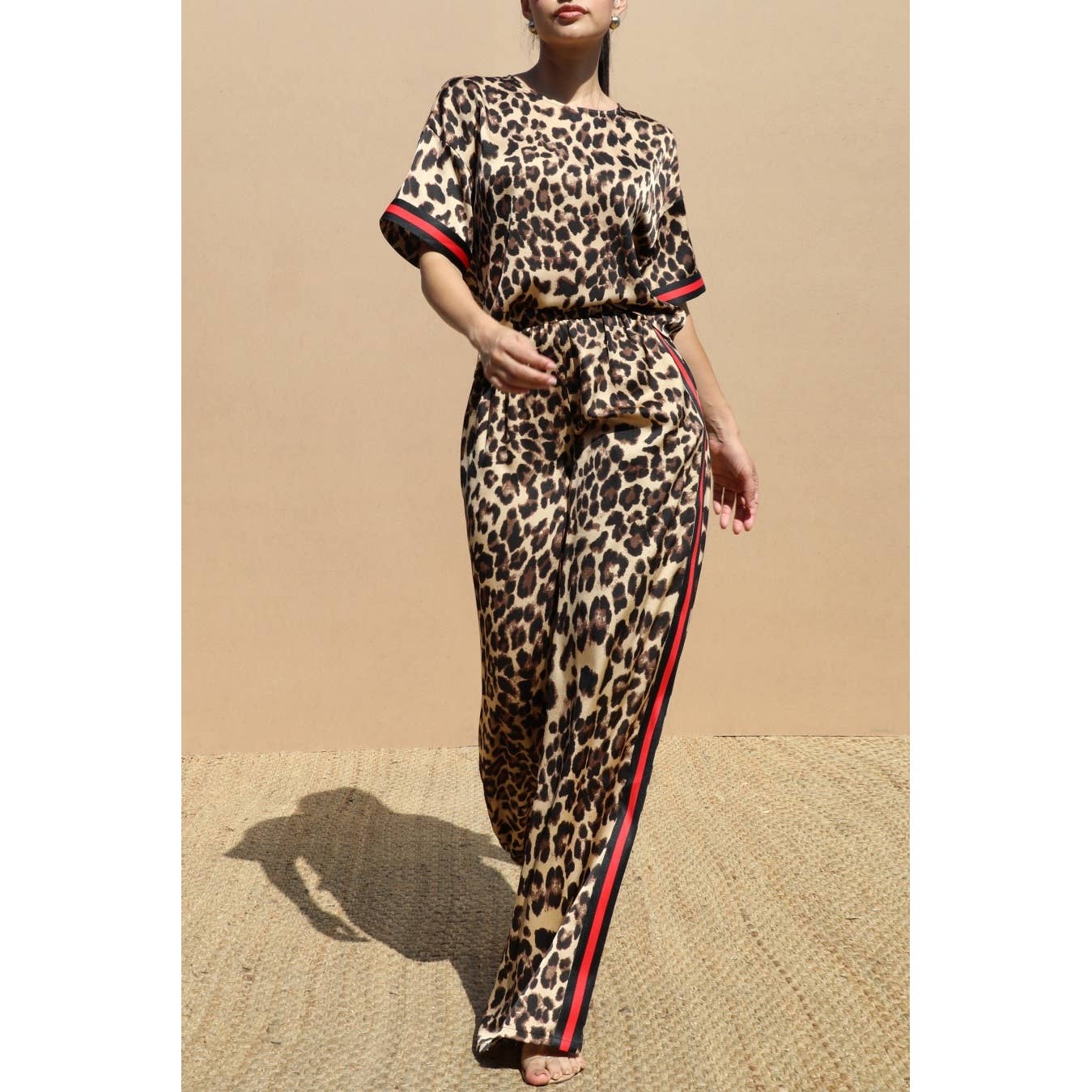 LEOPARDO Completo in raso con stampa leopardata e dettagli a righe in vendita all'ingrosso su Faire0