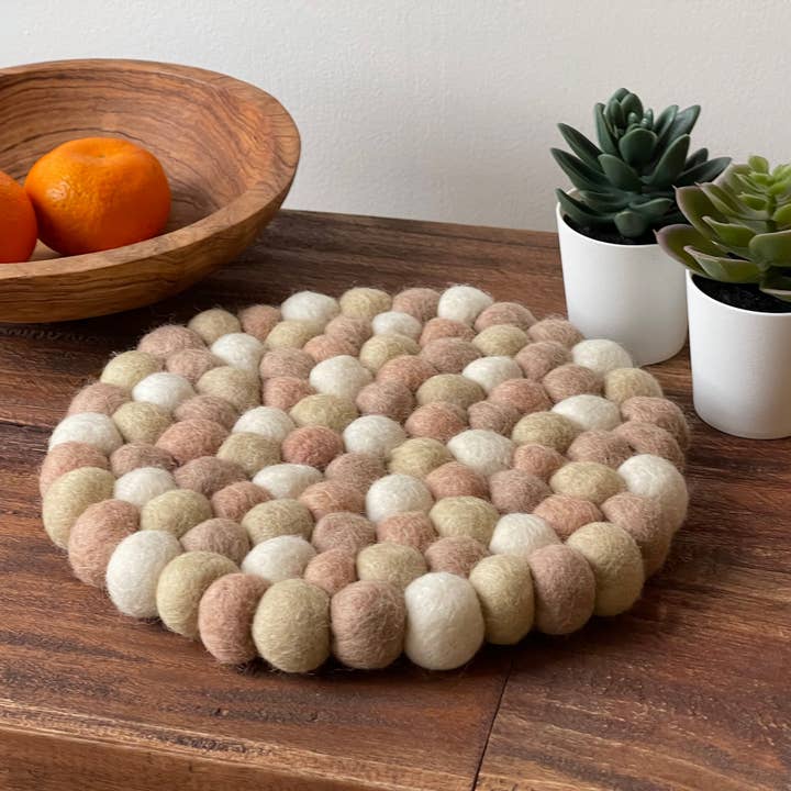 Global Crafts – Engroshandel Bordskåner – Filt Ball Trivet: Runde, Desert Sands1