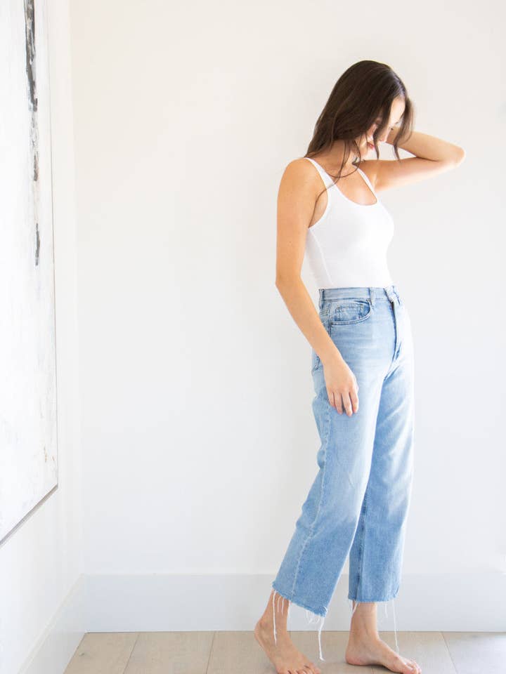 Body à col carré Hannah en blanc pour la vente par PRIV Collections