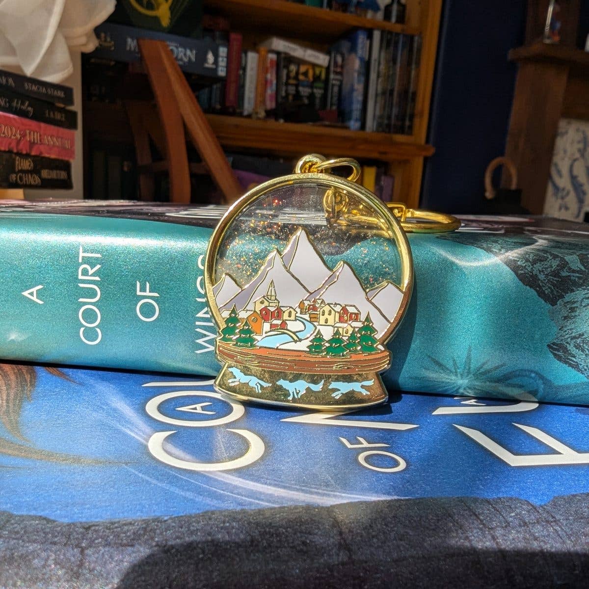 Geek and Artsy – wholesale Keychain – Unisex – Velaris Snowglobe keychain with liquid center1