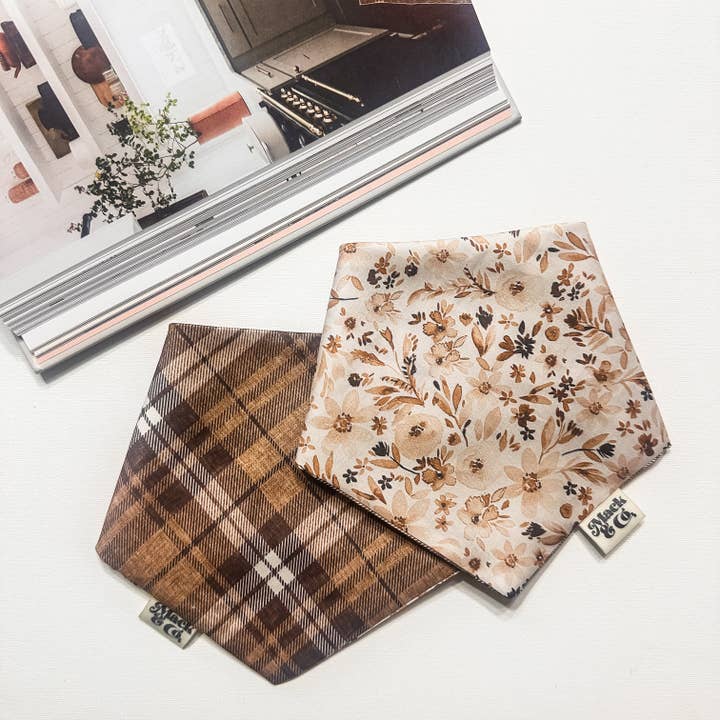 Gezellige & Klassieke Bloemen Bandana *Omkeerbaar* voor wholesale door Mack & Co.