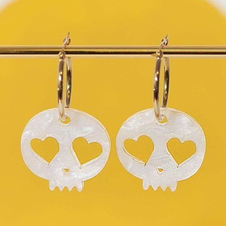 Créoles en forme de cœur et tête de mort pour la vente par Sleepy Mountain