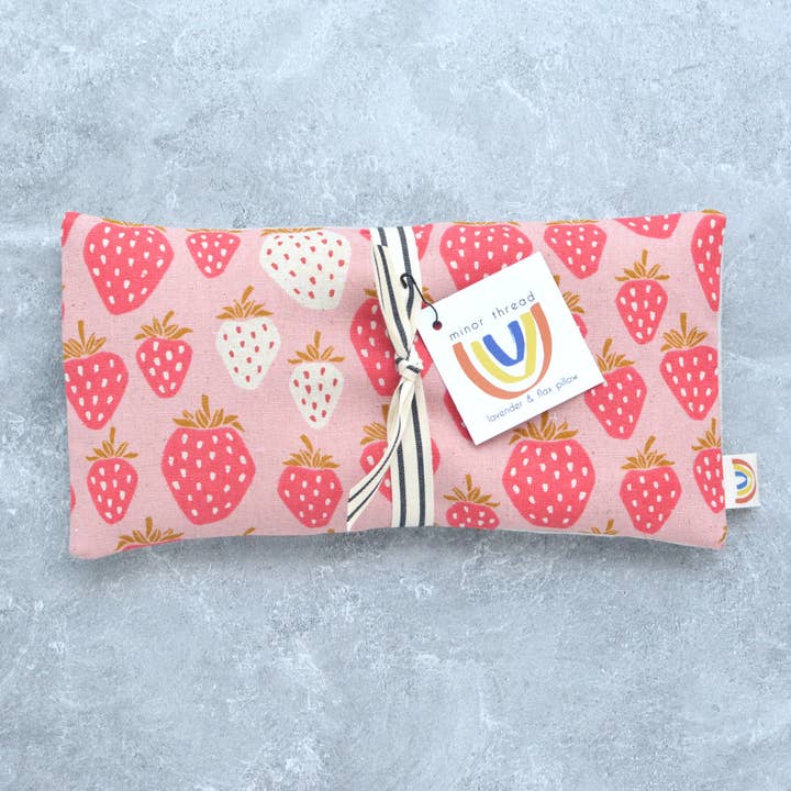 Reuzenaardbeien op roze canvas verzwaard oogkussen voor wholesale door Minor Thread