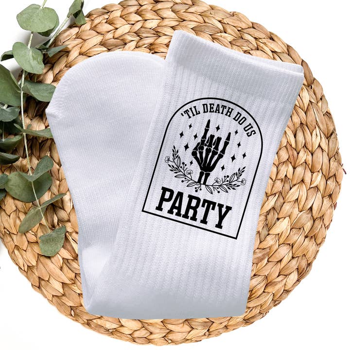 Chaussettes Til Death Do Us Party Crew, Chaussettes de fête nuptiale pour la vente par Bride Vibe Designs