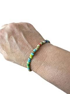 Farverigt indonesisk glasperle armbånd for engroshandel hos Mon Amie Jewelry