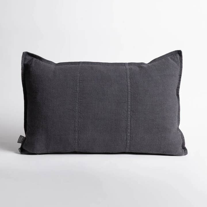 Coussin en lin Luca - Minuit pour la vente par Bowie & Co