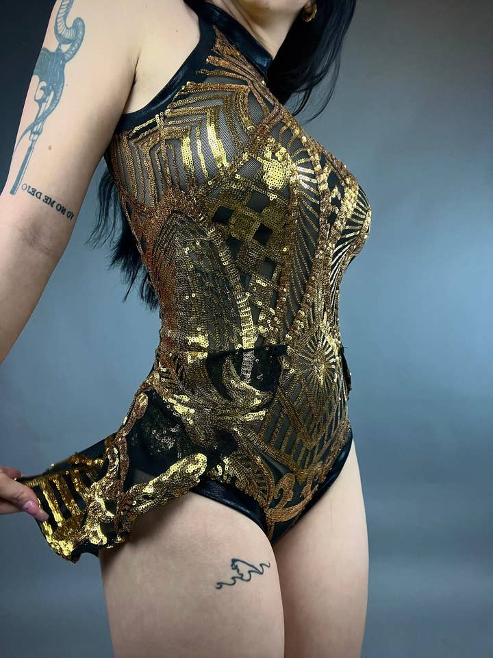 Body de lantejoulas preto e dourado, decote halter, recorte nas costas por atacado de Kikimora Fashion