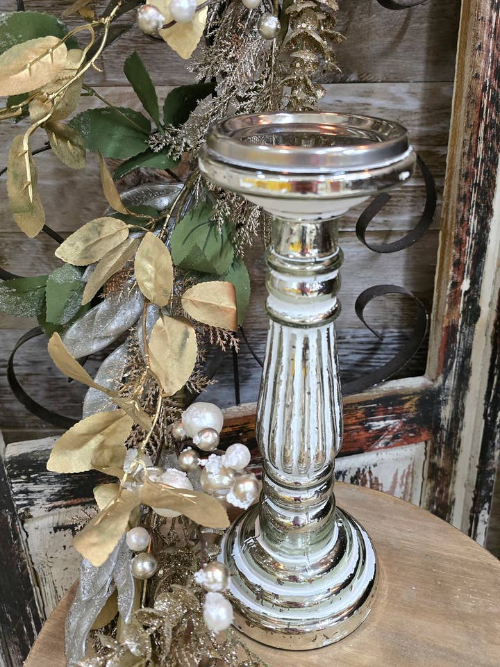 Kort sølv- og hvidt lysestage 11,5x11,5x30,5 cm for engroshandel hos Wholesale Home Decor