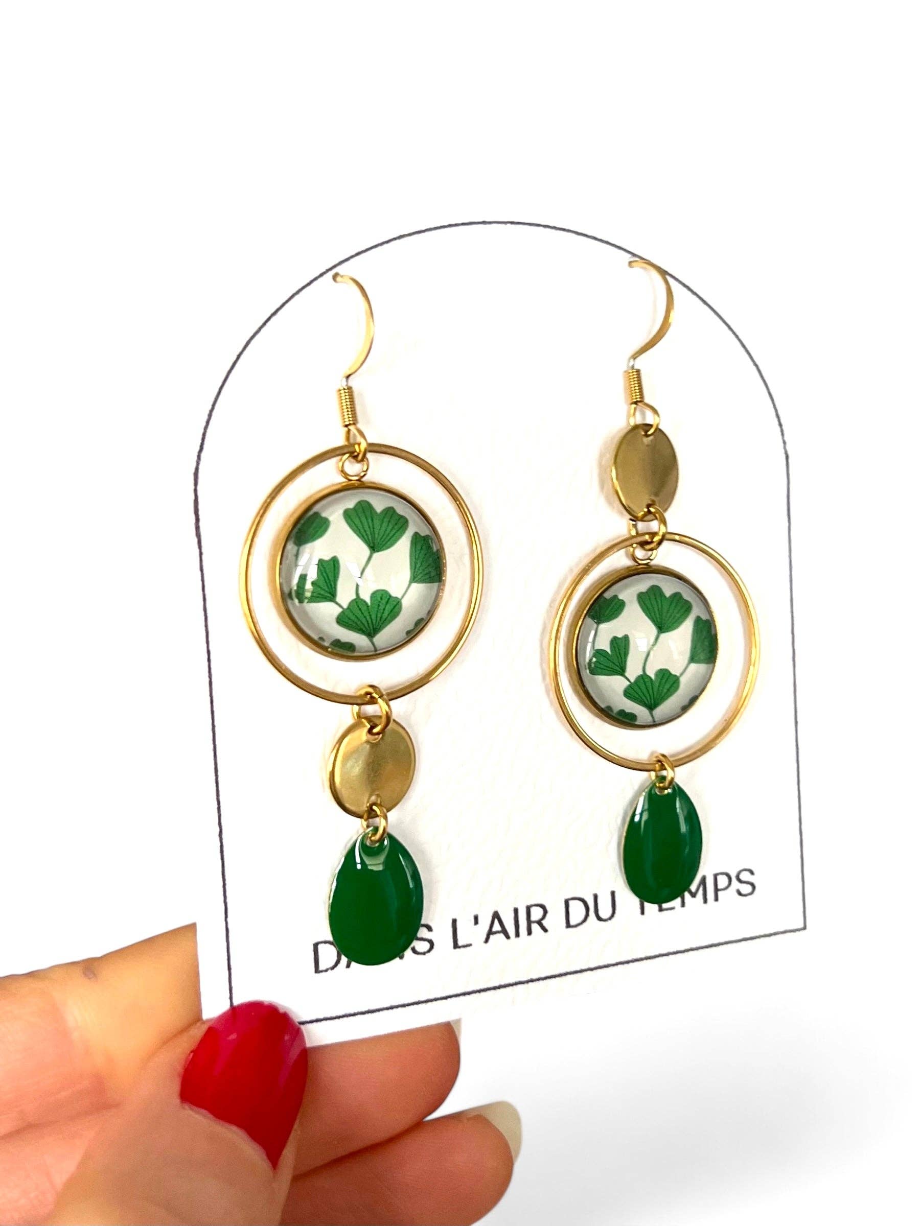 Dans l'Air du Temps Bijoux – Engroshandel Hængeøreringe og creoløreringe – Asymmetriske øreringe med ginkgo-blad i guldfinish eller sølvfinish3