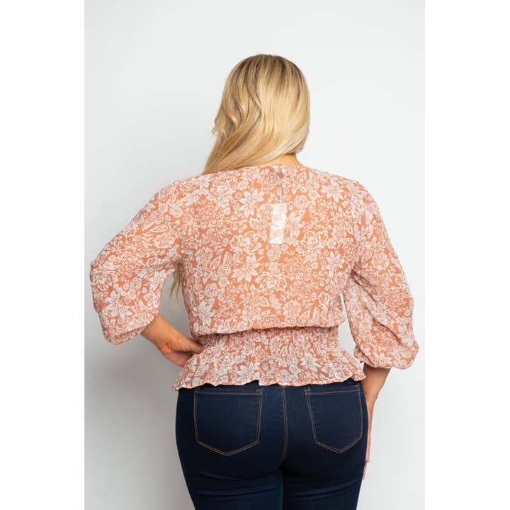 Curve Market – Großhandel Bluse – Damen – ÜBERGRÖSSE GEBLÜMTE BLUSE MIT V-AUSSCHNITT UND SMOK-TAILLE2