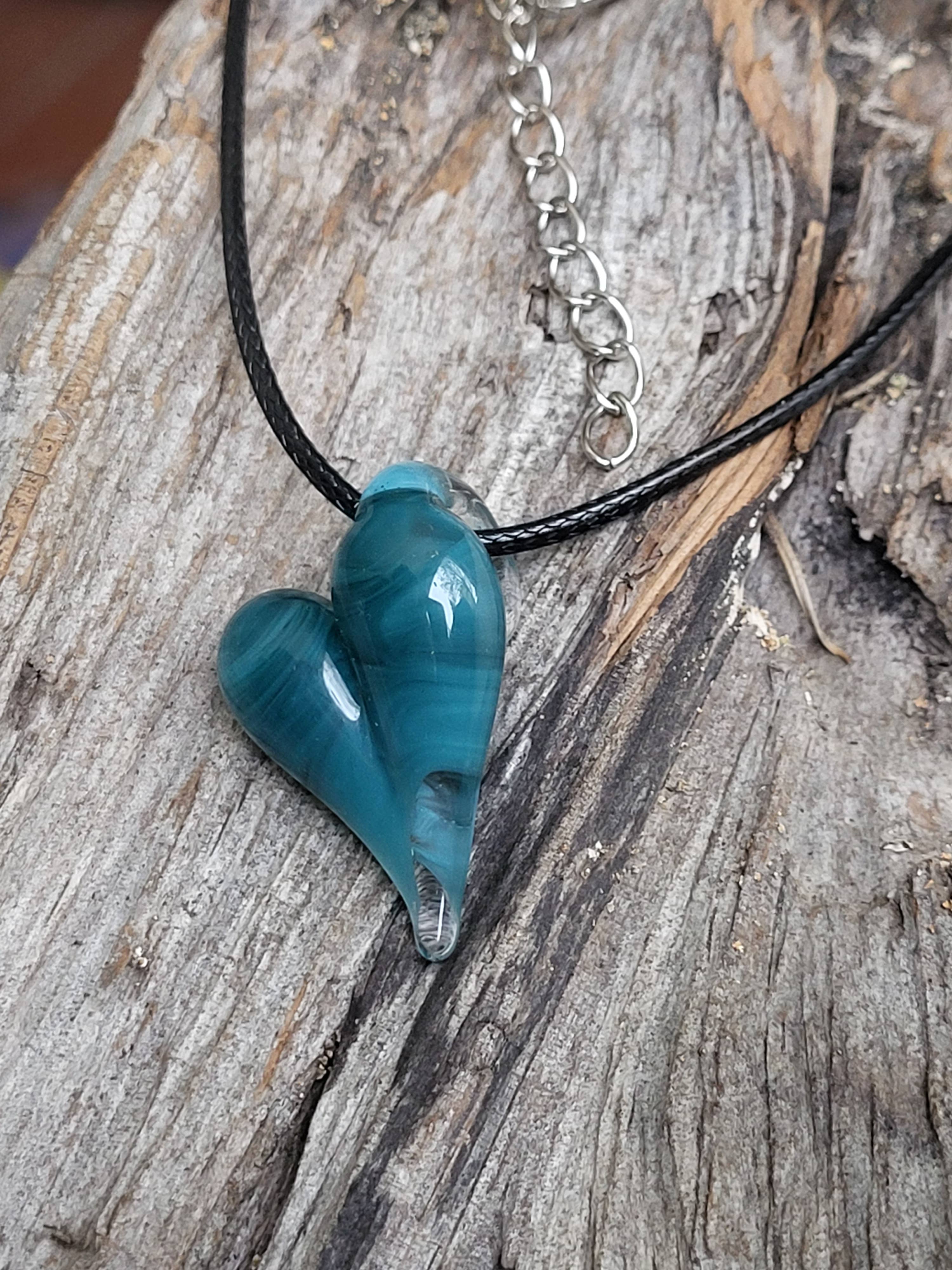 AB Glass Designs – wholesale Hänge-/berlockhalsband – Blåst glas hjärta halsband -olika färgalternativ4