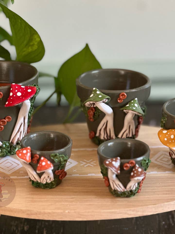 Handgjorda blomkrukor i terrakotta med svamptema – Tillverkas på beställning för wholesale av Making Olás