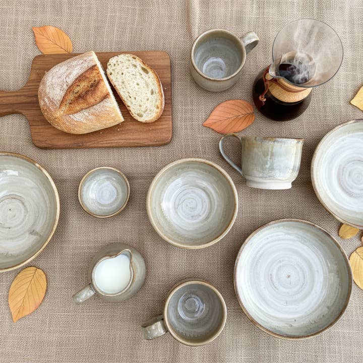 Collection de vaisselle Noisette pour la vente par Angela Wood Ceramics
